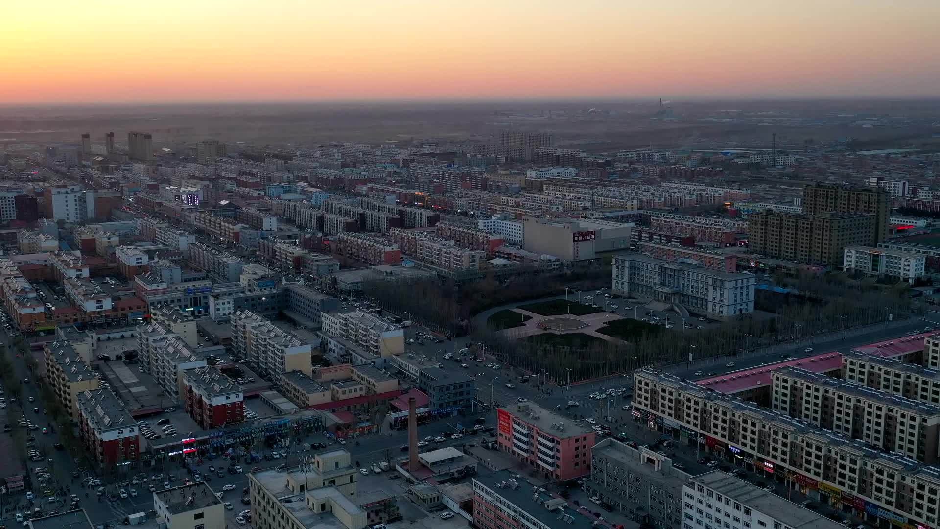 小城夕阳下延时摄影视频的预览图