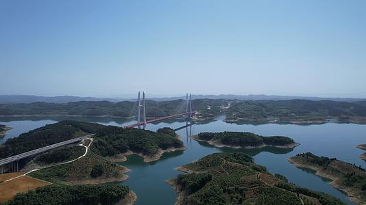 4K震撼丹江口水库大桥航拍视频视频的预览图