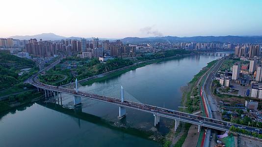 4K震撼陕西安康城市大景航拍视频视频的预览图