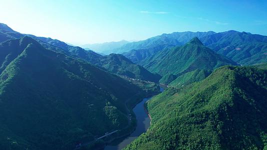 4K震撼陕西秦巴山脉自然风光航拍视频视频的预览图
