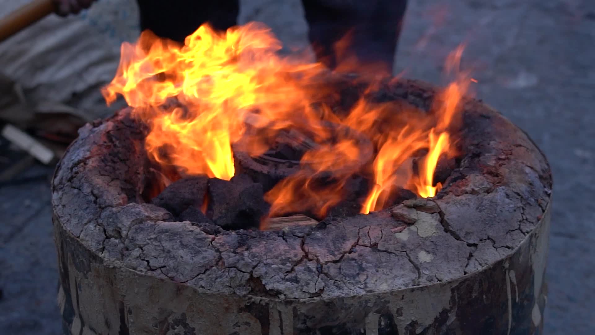 4K自然火焰燃烧碳燃烧实拍视频视频的预览图
