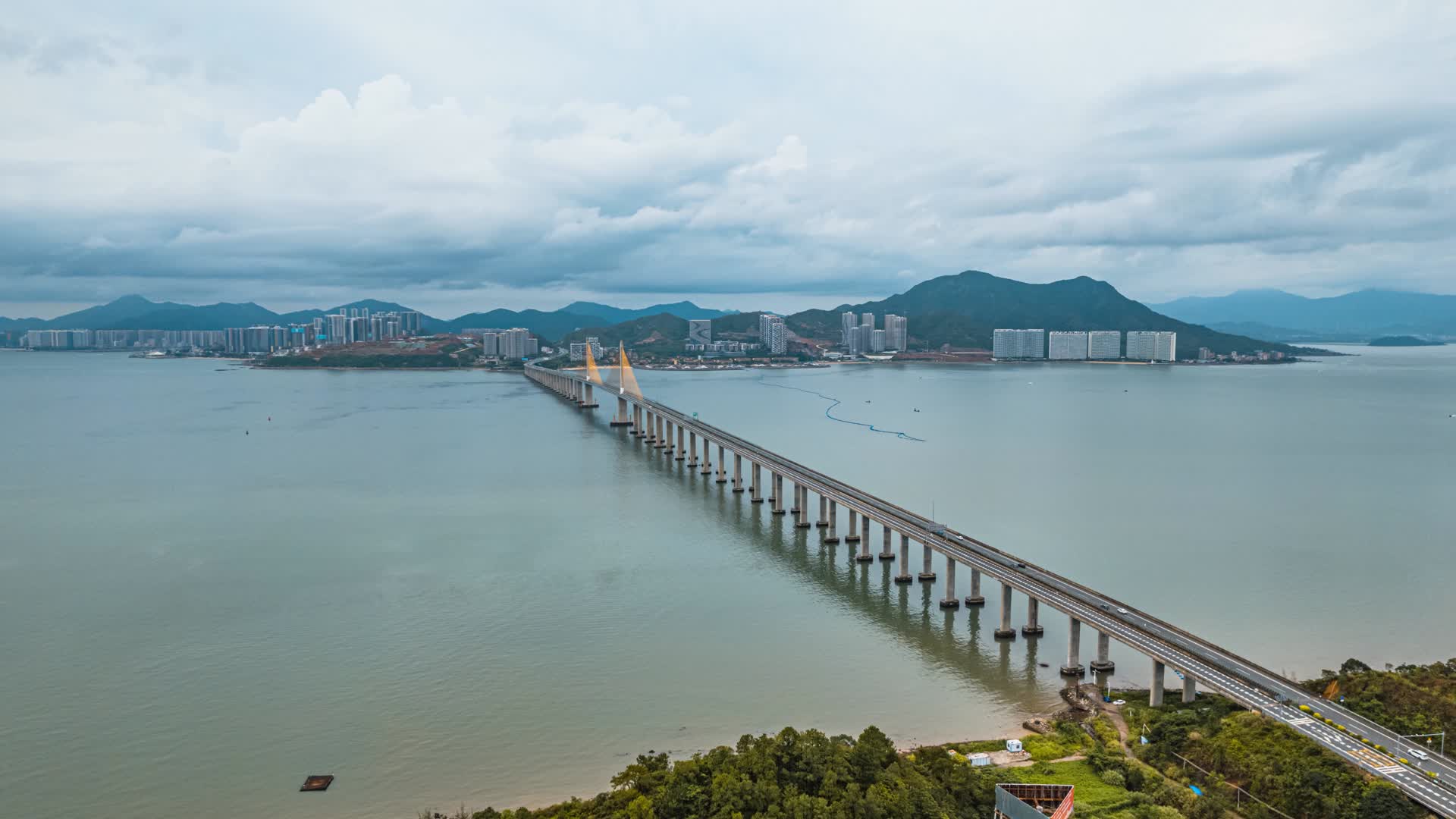 8K广东惠州海湾跨海大桥基建航拍延时视频的预览图