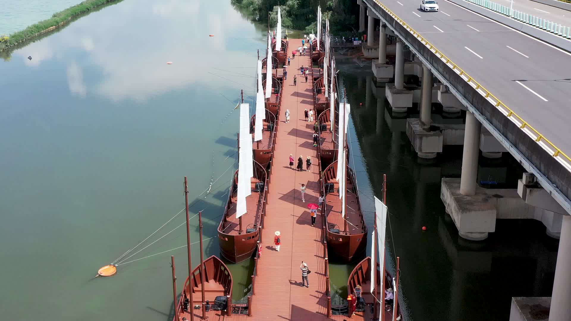 4K航拍昆明滇池首座钢浮桥视频的预览图