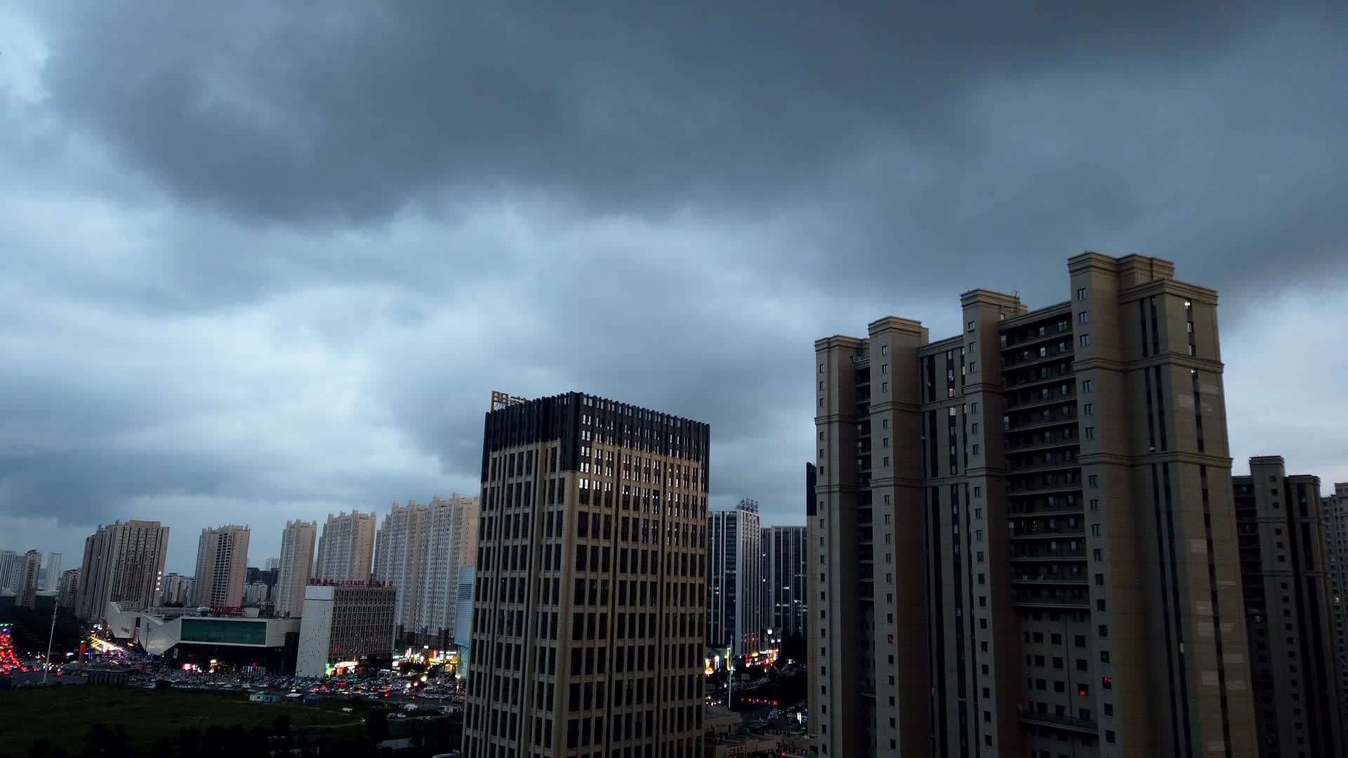 城市夜晚的云视频的预览图