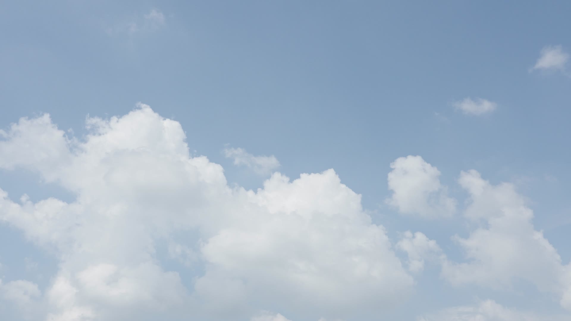 晴朗蓝天下飘浮的云朵视频的预览图
