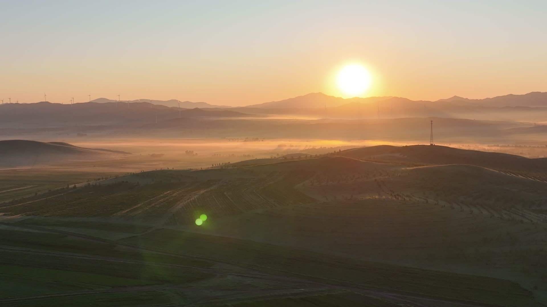 山地草原日出大景视频的预览图