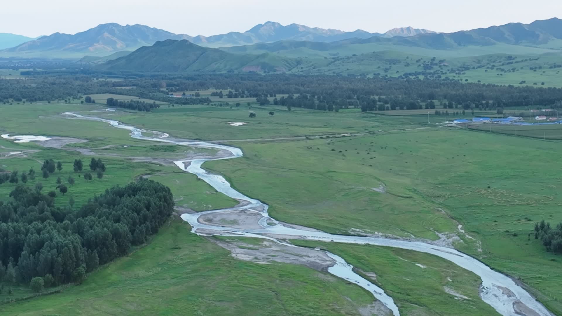 漂亮的山地草原河谷视频的预览图