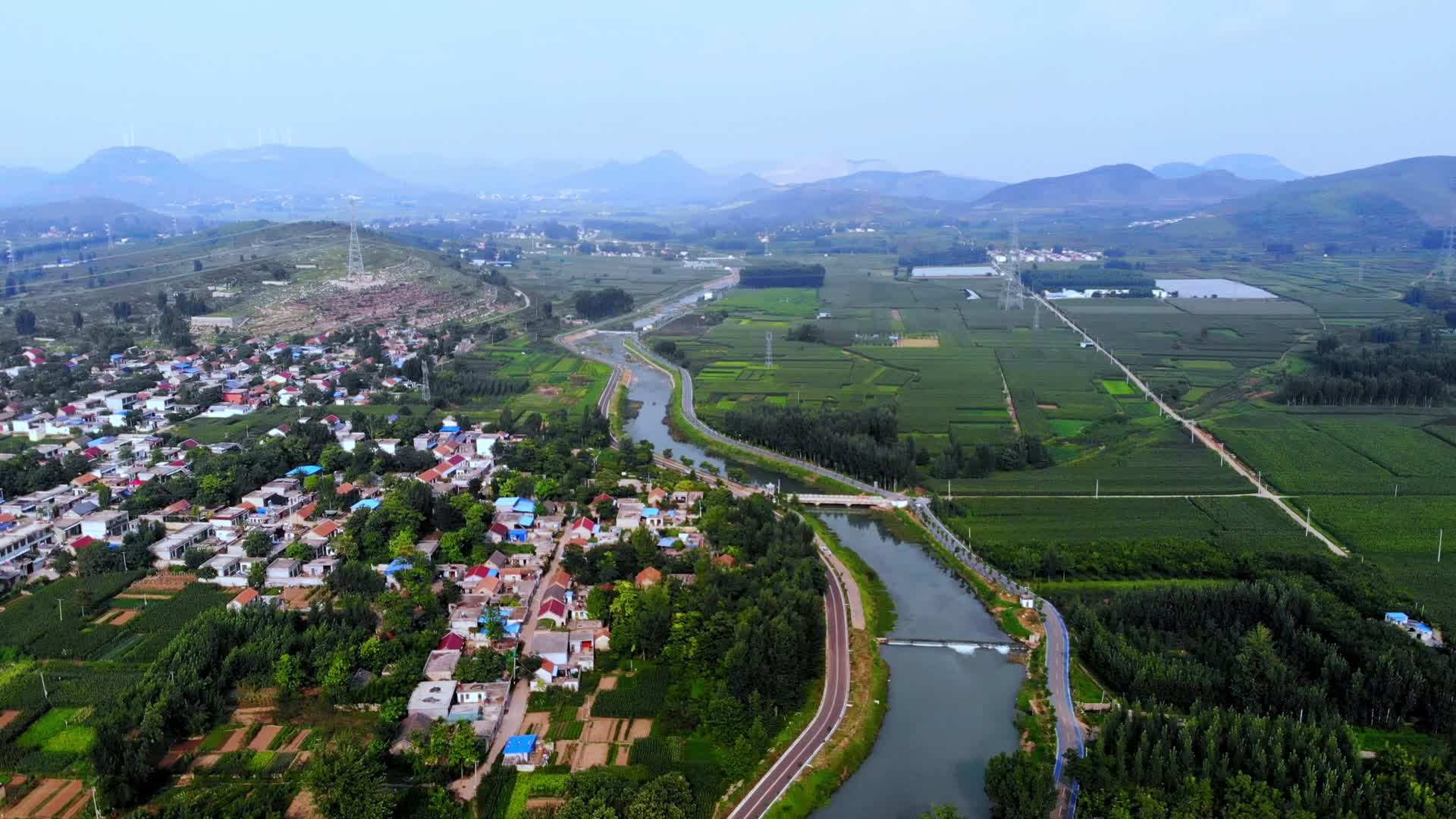 航拍村庄河流视频的预览图