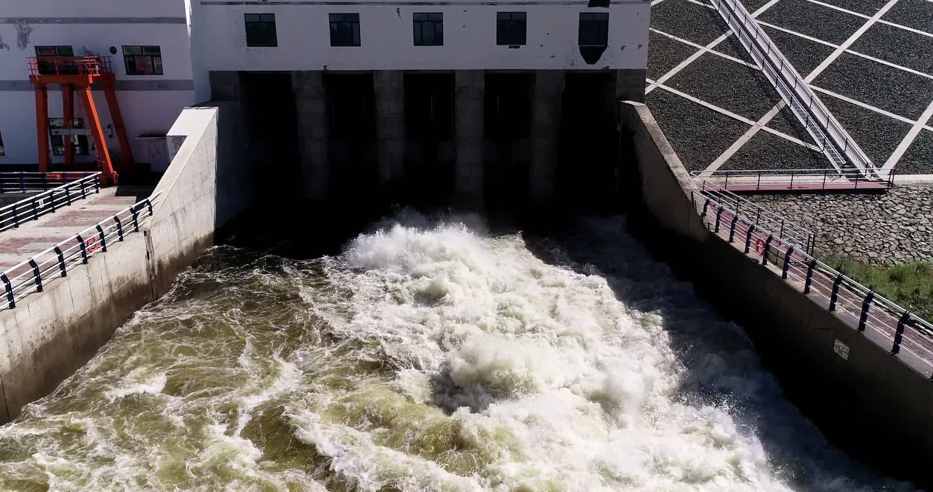 航拍中国内蒙古扎敦水利枢纽溢洪道视频的预览图