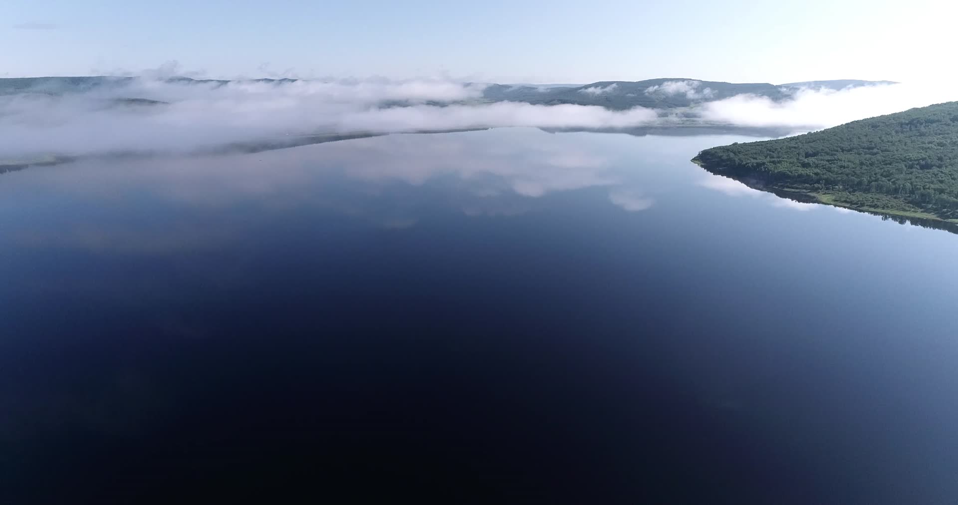 航拍中国内蒙古扎敦水利枢纽雾锁库区视频的预览图