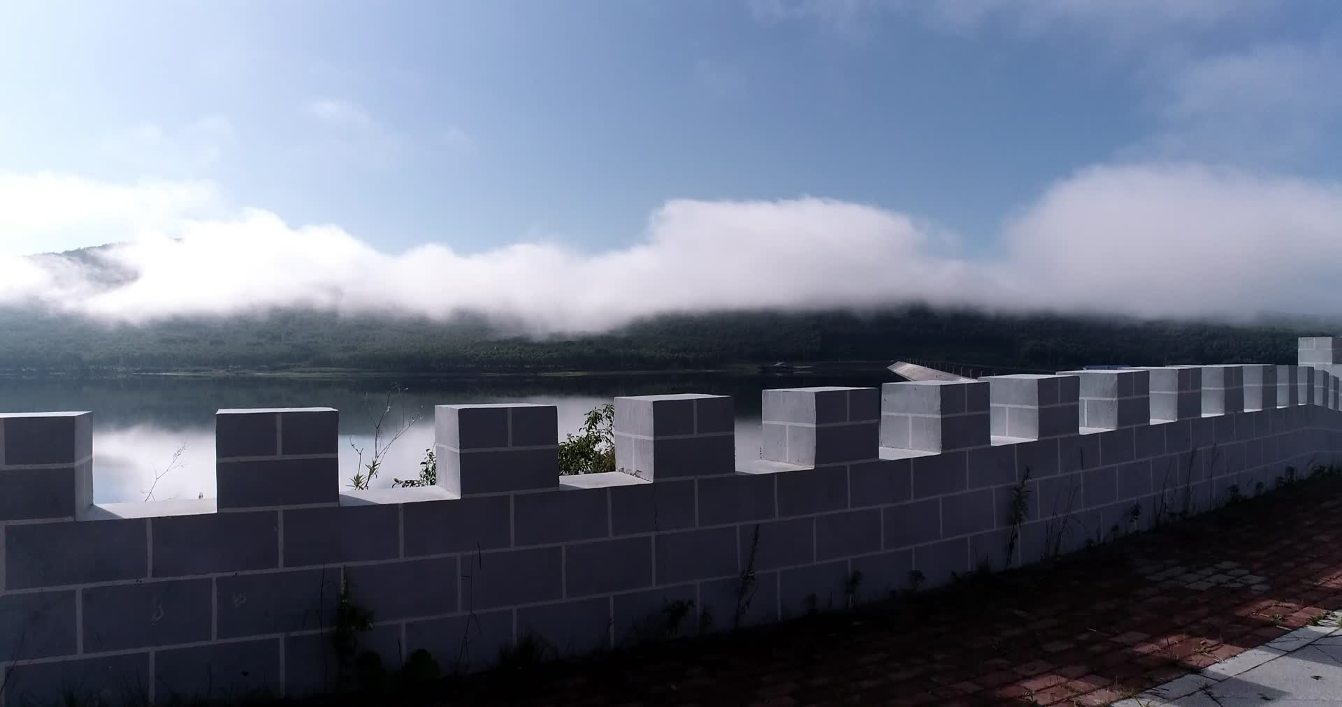航拍晨雾覆盖下的柠檬工坊扎敦水利枢纽库区视频的预览图