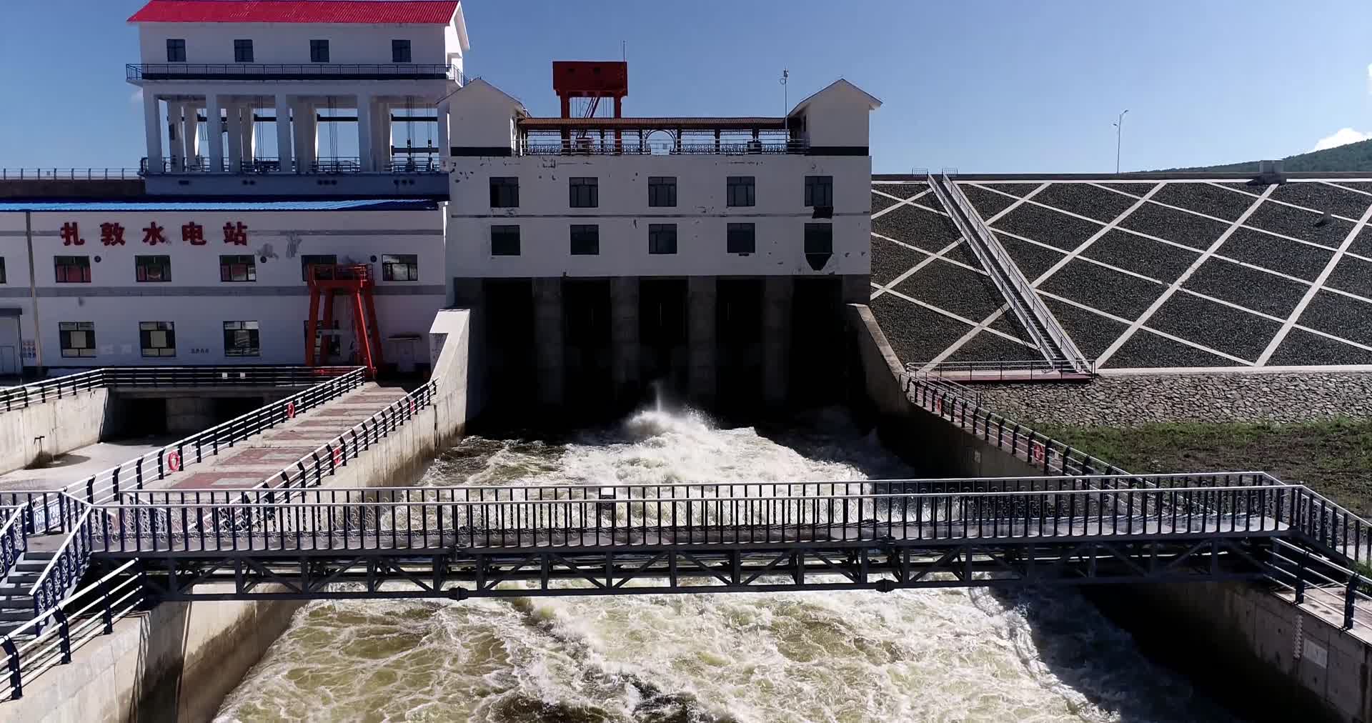 航拍中国内蒙古水利枢纽库区视频的预览图