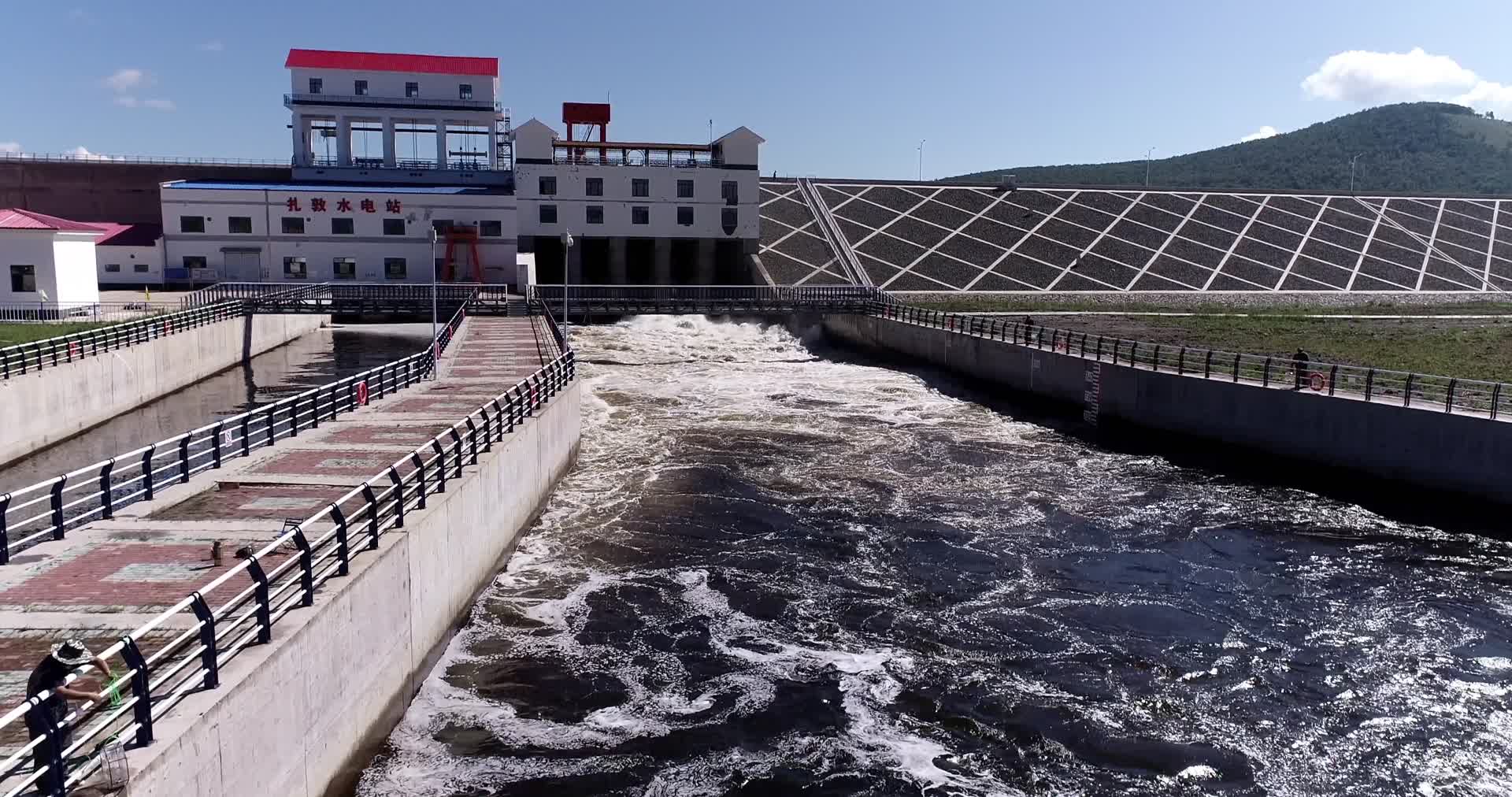 航拍中国内蒙古扎敦水利枢纽泄洪视频的预览图