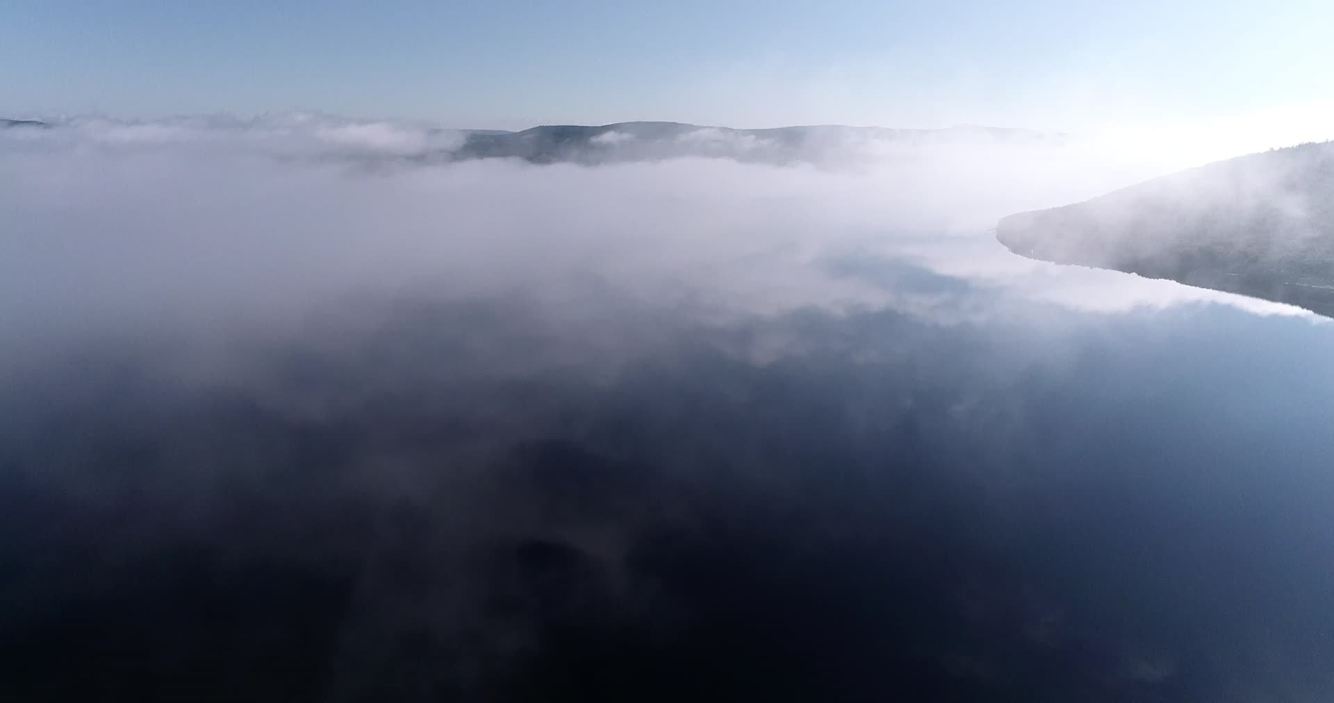 航拍中国内蒙古扎敦水利枢纽晨雾视频的预览图