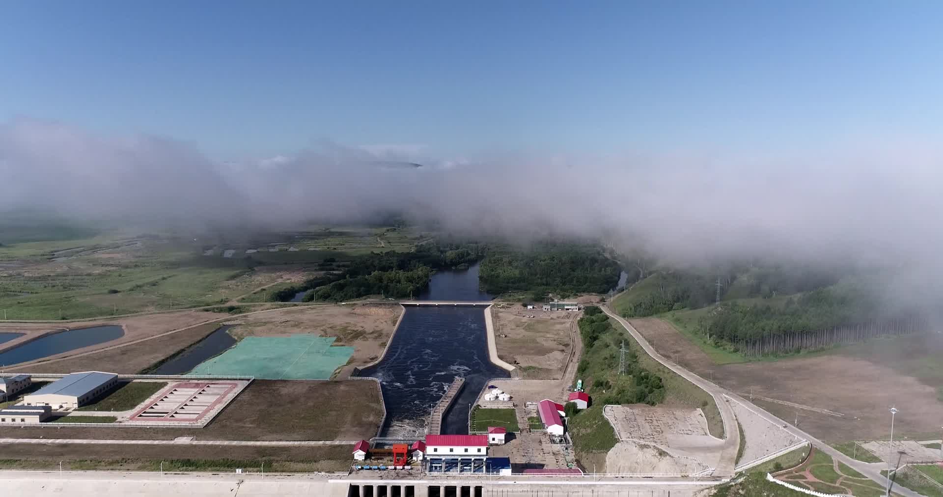 航拍中国内蒙古扎敦水利枢纽晨雾视频的预览图