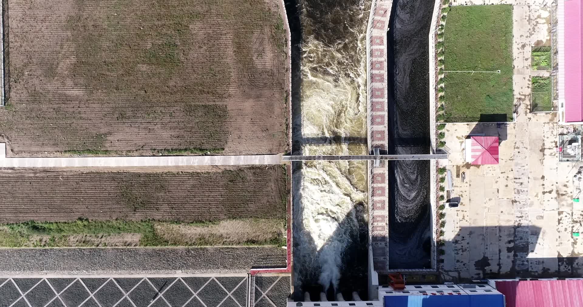 航拍中国内蒙古扎敦水利枢纽壮观的溢洪道视频的预览图