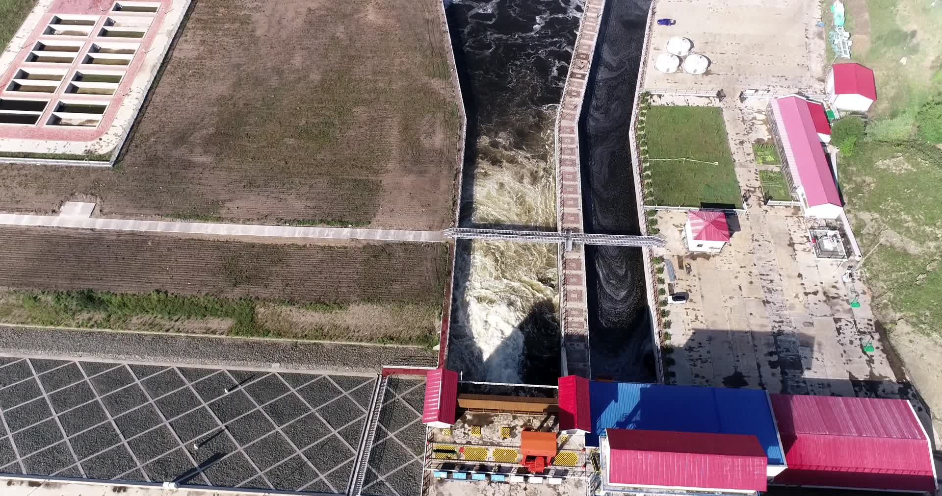 航拍中国内蒙古扎敦水利枢纽溢洪道视频的预览图