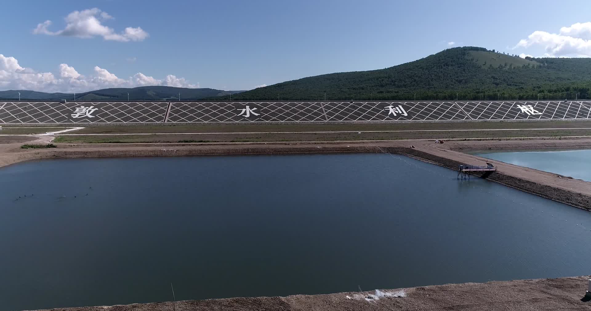 航拍中国内蒙古扎敦水利枢纽鸟瞰视频的预览图