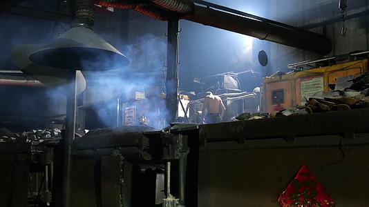 一线工人平凡的人劳动者伟大的劳动者成熟的男人工厂工人治炼发展中的中国工业大生产工人阶级工业生产铁锅制造中国制造电炉铁锅加工制造模视频的预览图