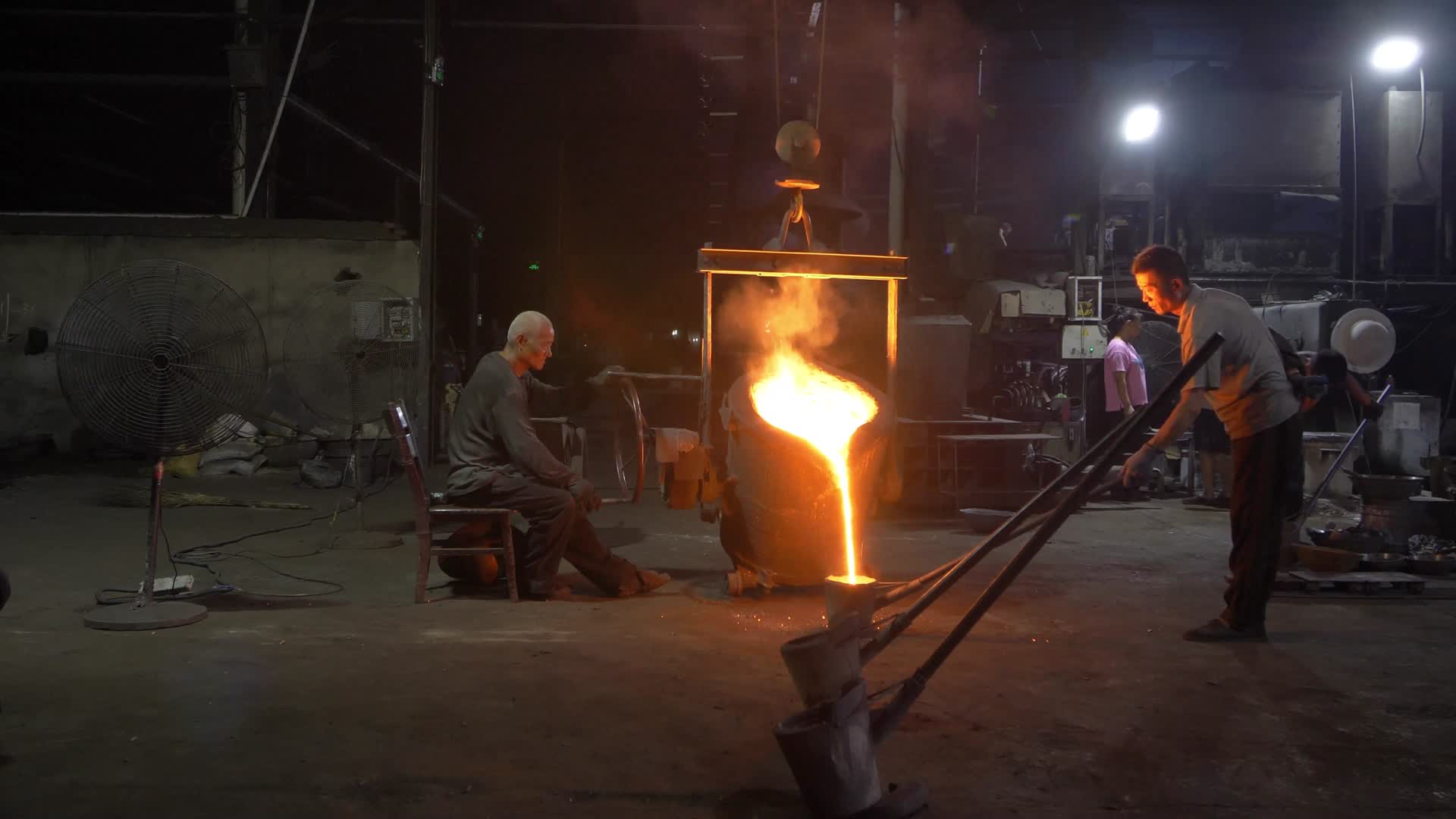 一线工人平凡的人劳动者伟大的劳动者成熟的男人工厂工人治炼发展中的中国工业大生产工人阶级工业生产铁锅制造中国制造电炉铁锅加工制造模视频的预览图