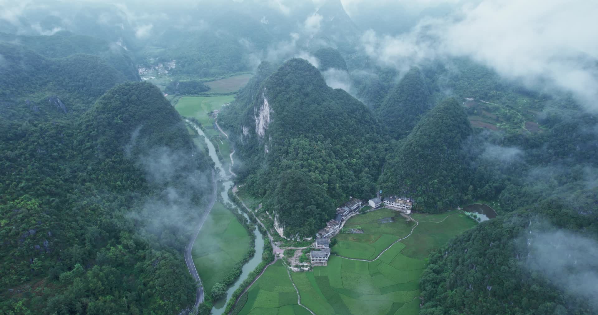 4k航拍贵州喀斯特地貌清晨云雾缭绕视频的预览图