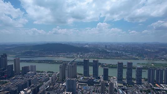 4K震撼长沙湘江城市天际线航拍视频视频的预览图