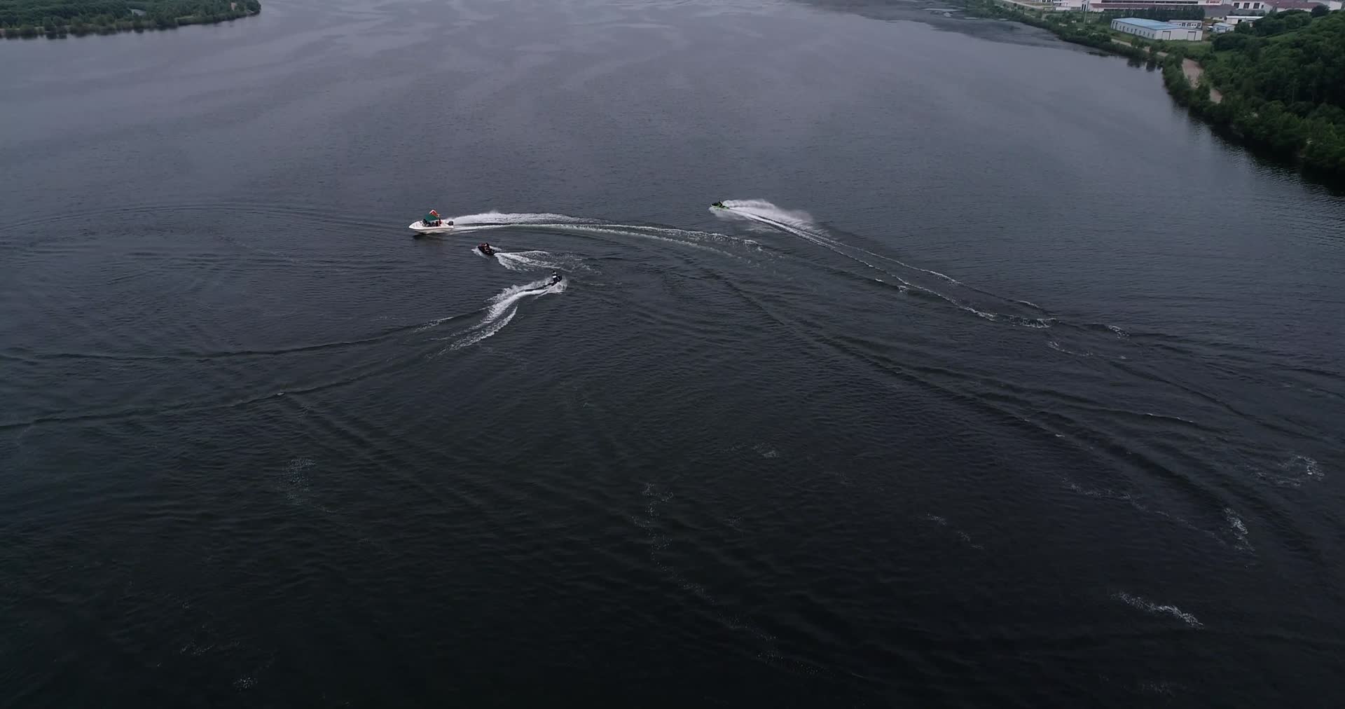 航拍内蒙古国家级水利风景区凤凰湖上嬉戏的摩托艇视频的预览图