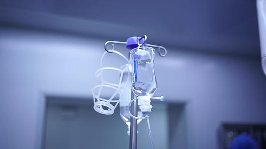 医院手术室吊水打吊瓶视频的预览图