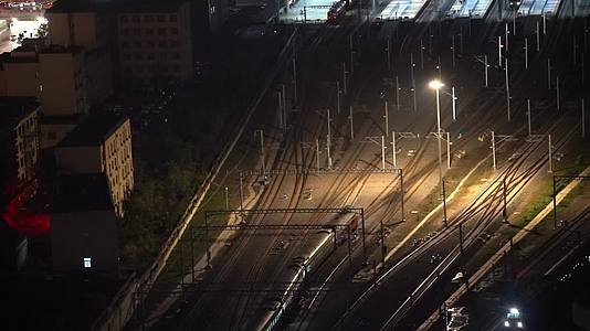 4K深夜火车进站铁轨轨道火车站实拍视频视频的预览图
