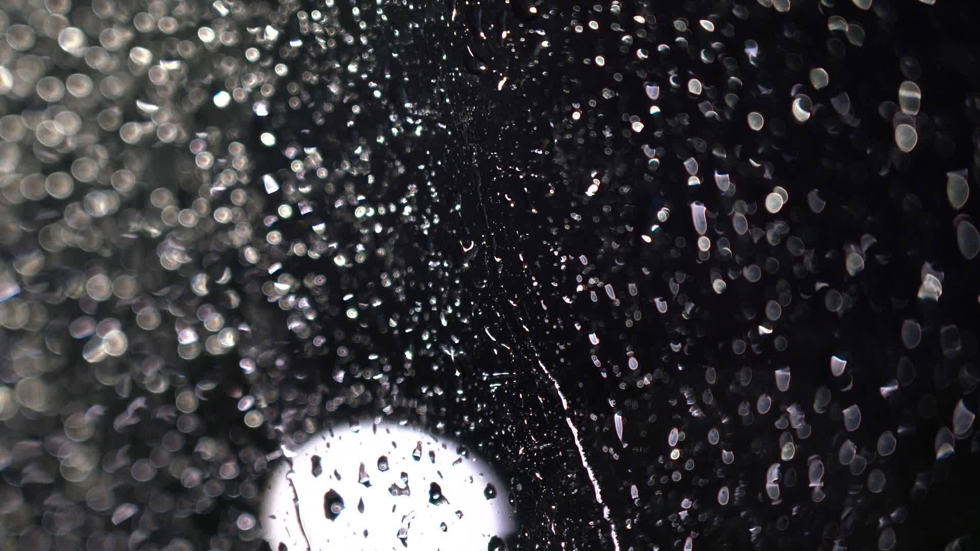 4K雨天玻璃上水珠意境实拍视频视频的预览图