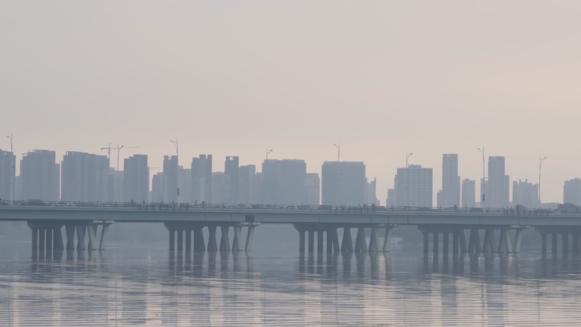 日落前浑河大桥上的车流视频的预览图