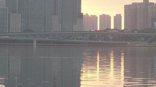 浑河岸边建筑群中的日落视频的预览图