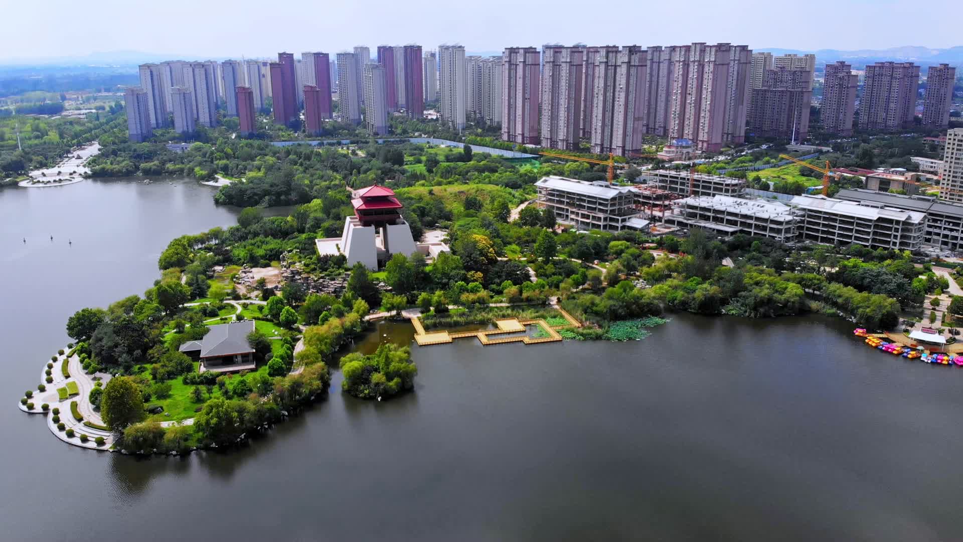 航拍枣庄市中区东湖公园视频的预览图