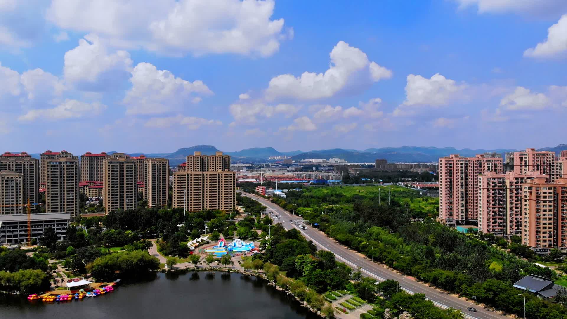 航拍枣庄市中区东湖风光视频的预览图