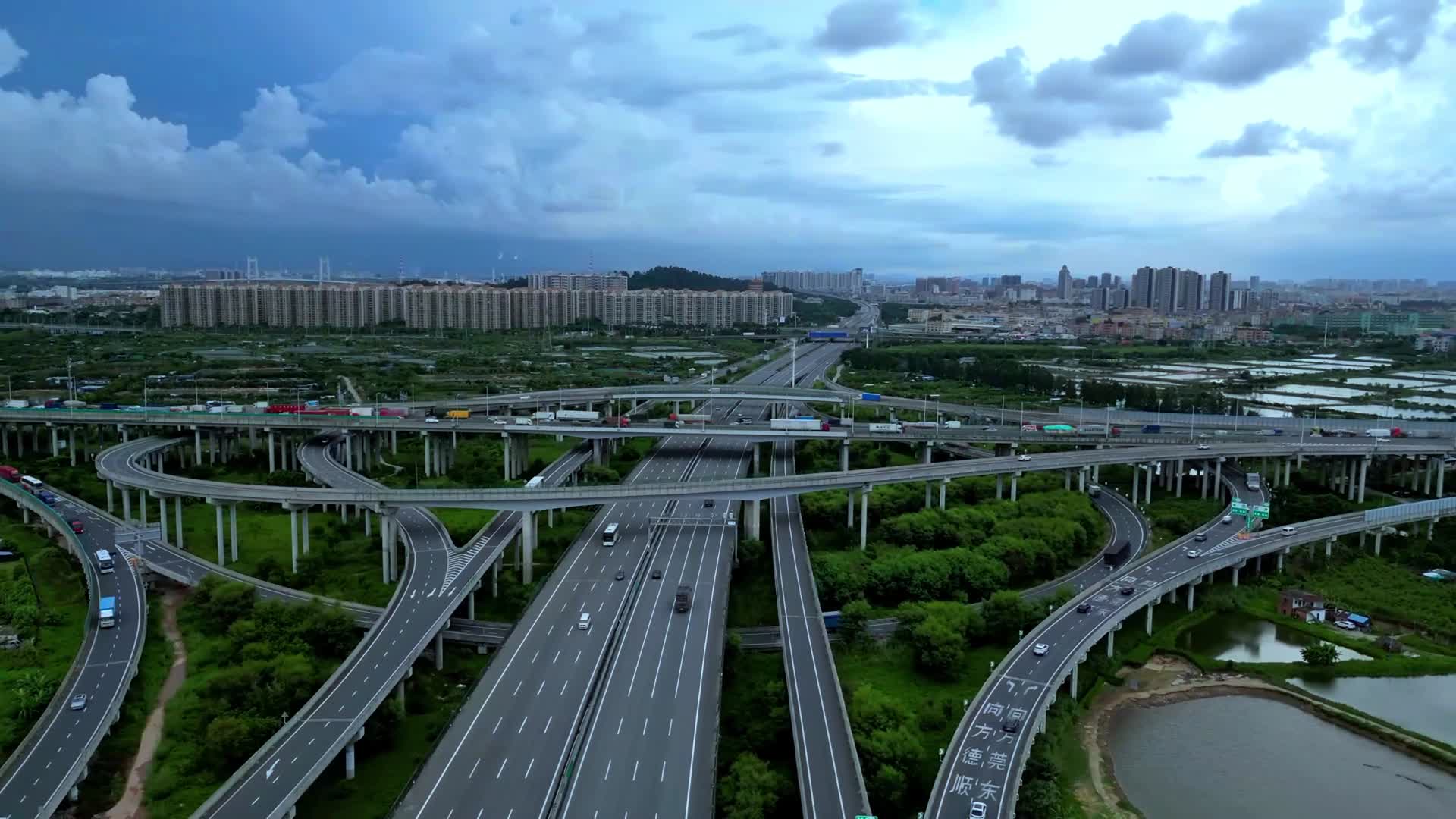 4K高速交通枢纽车流视频视频的预览图
