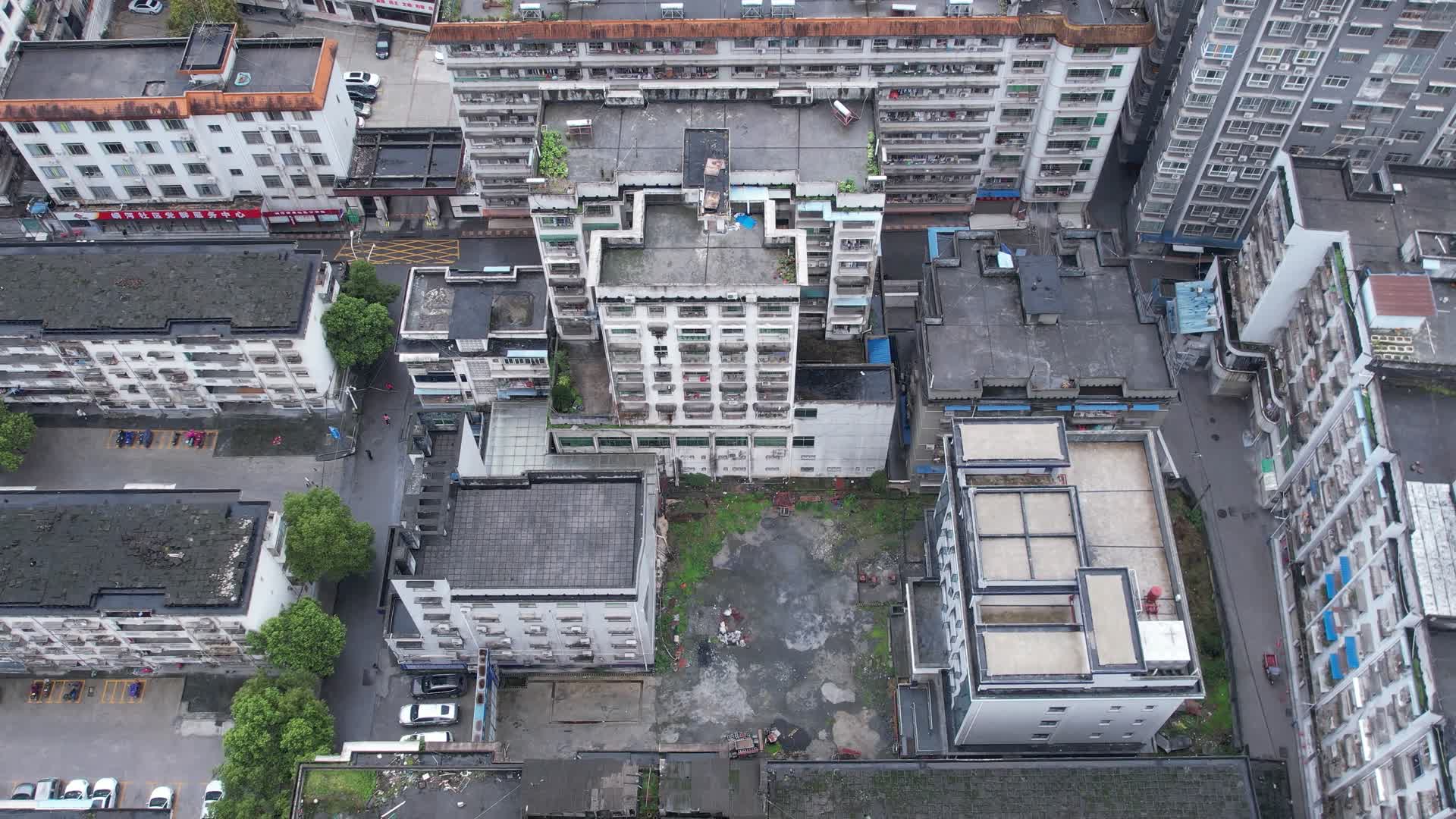4K城市老建筑老化的城市建设航拍视频视频的预览图