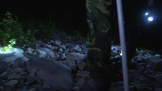 4KX浙江温州泰顺县乌岩岭夜间考察队在砾石滩上寻找青蛙01视频的预览图