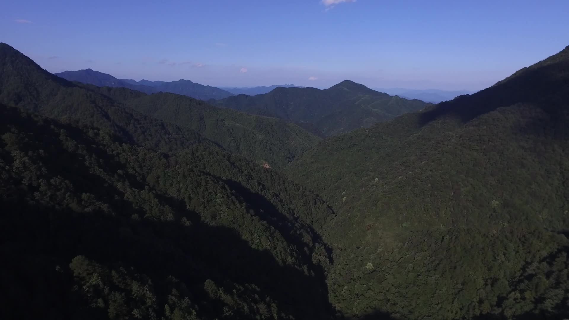 浙江温州泰顺县乌岩岭瀑布航拍视频的预览图