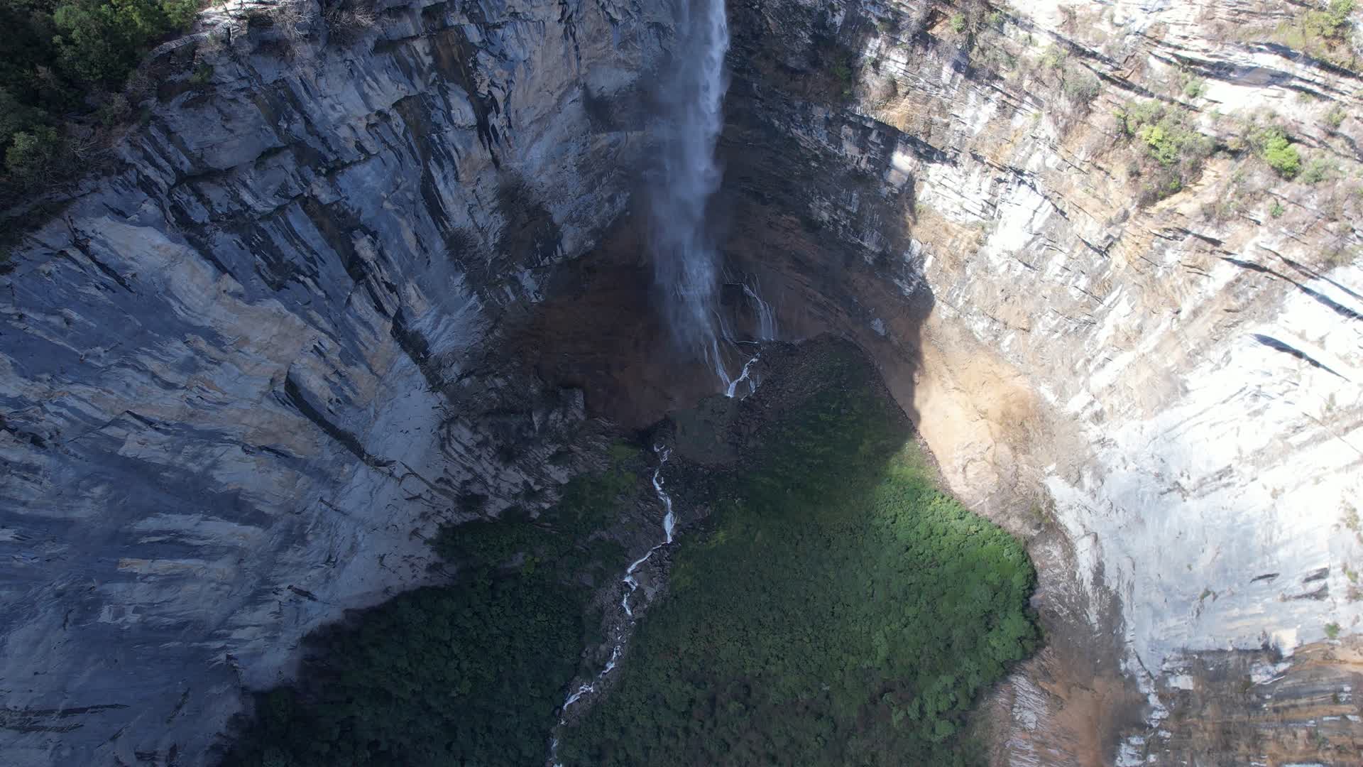 4K高山峡谷瀑布震撼自然风光航拍视频视频的预览图