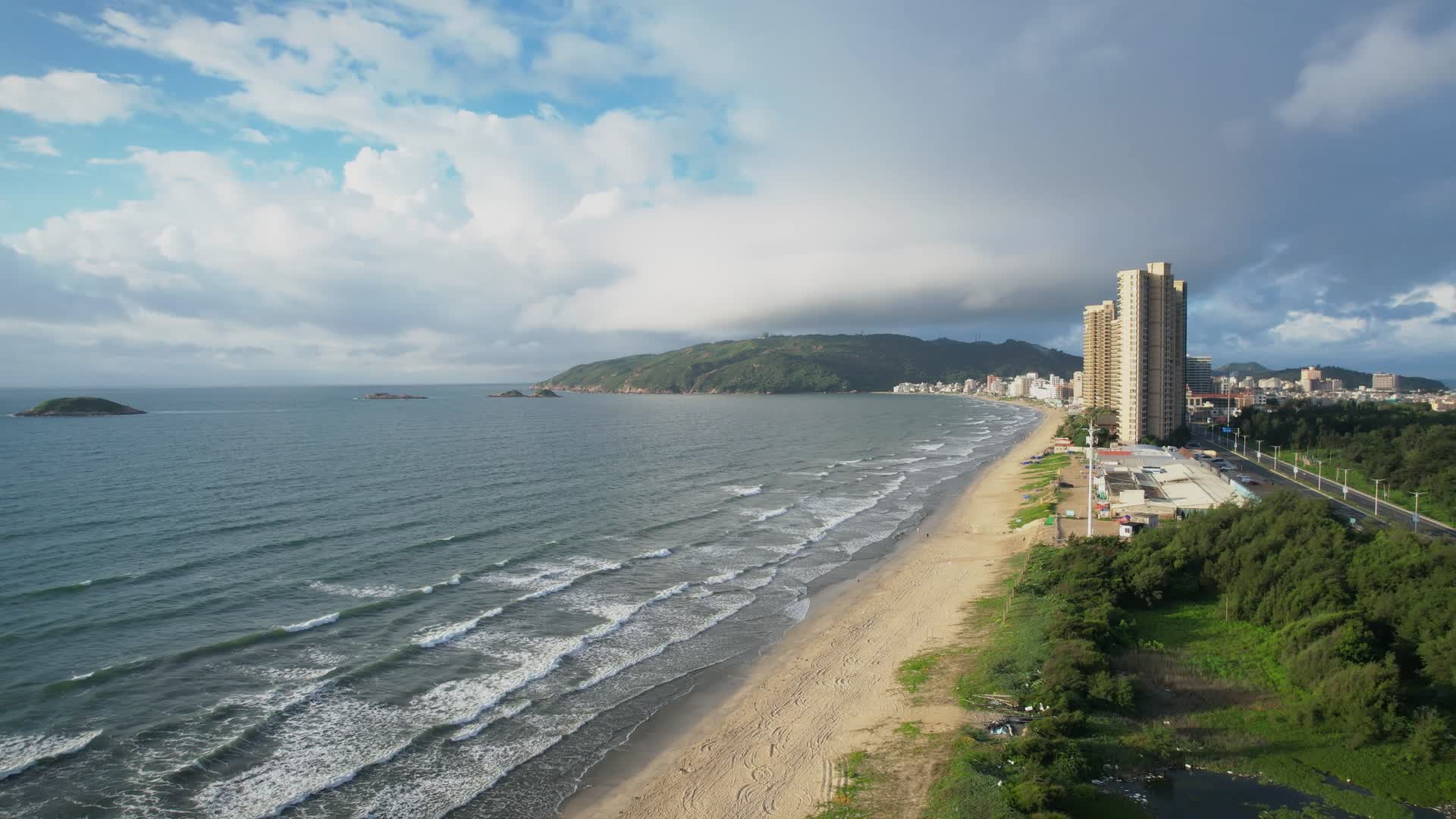 4K广东惠州海滩海浪自然风光沙滩航拍视频的预览图