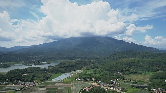 4K广东惠州罗浮山云层环绕航拍视频的预览图