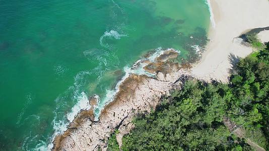 4K海浪礁石沙滩浪花海洋自然风光航拍视频的预览图