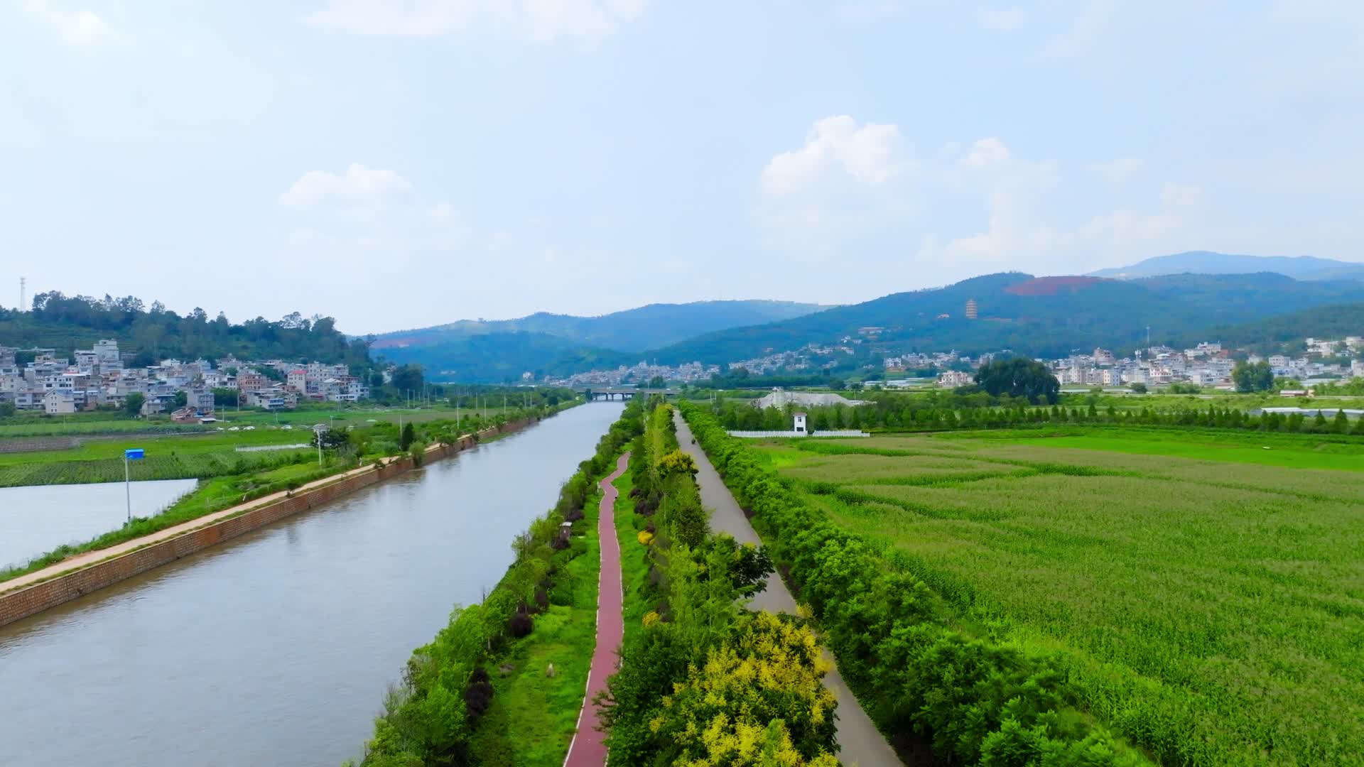 螳螂川富民农业基地江河边的农田航拍视频的预览图