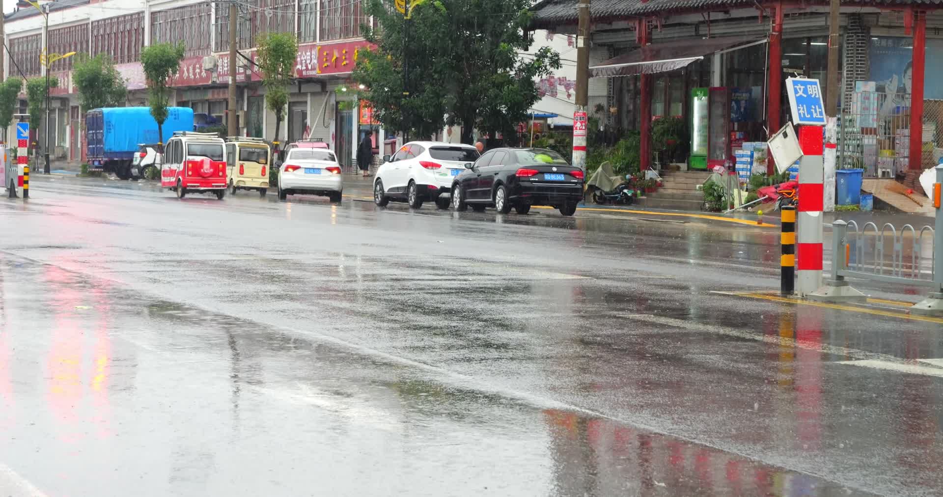 雨中行驶的车辆汽车下雨雨天马十字路口红路灯街道视频的预览图