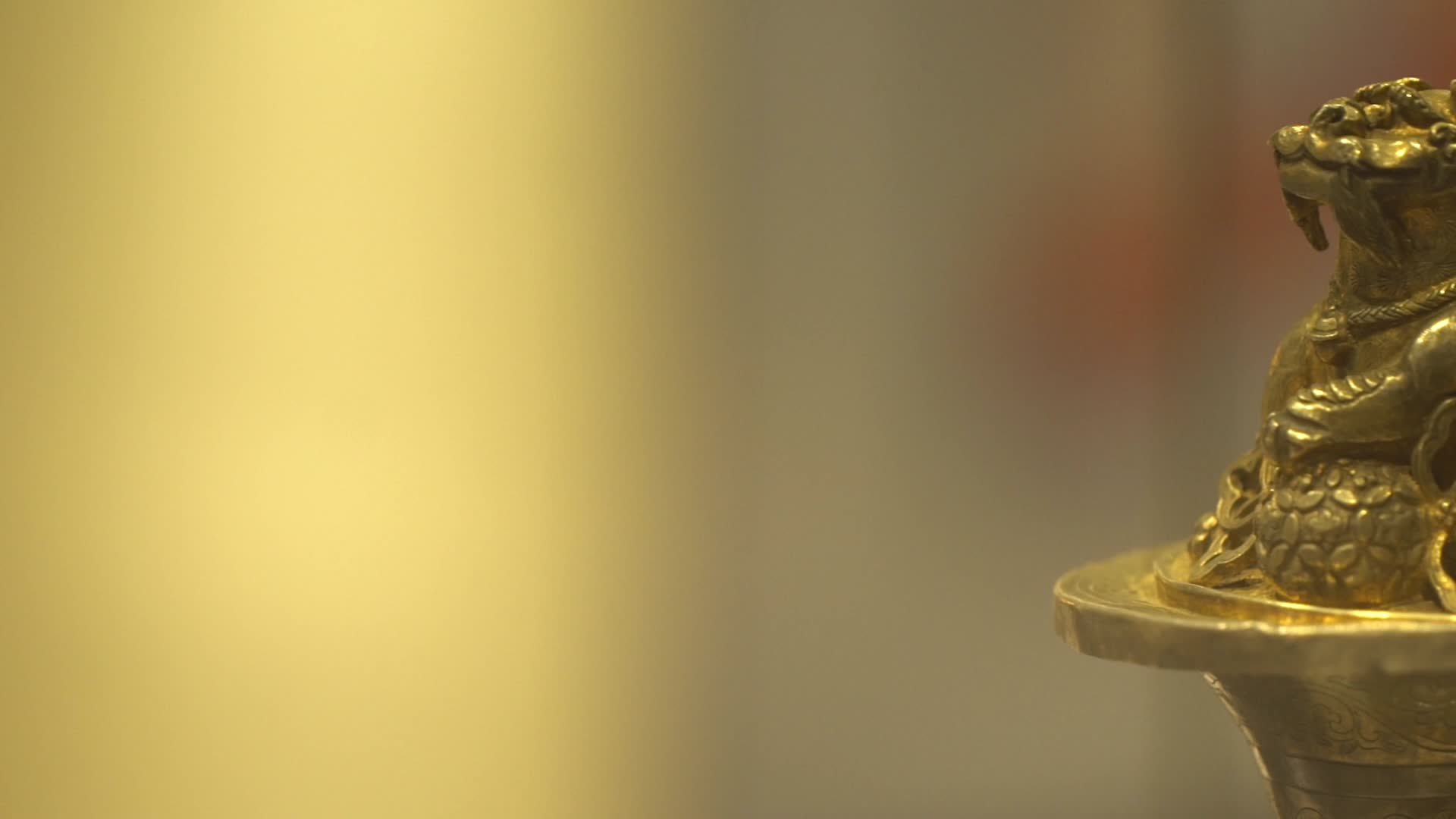 J江西上饶德兴矿冶博物馆元代鎏金錾刻人物花卉纹狮钮盖银瓶4K实拍视频2视频的预览图