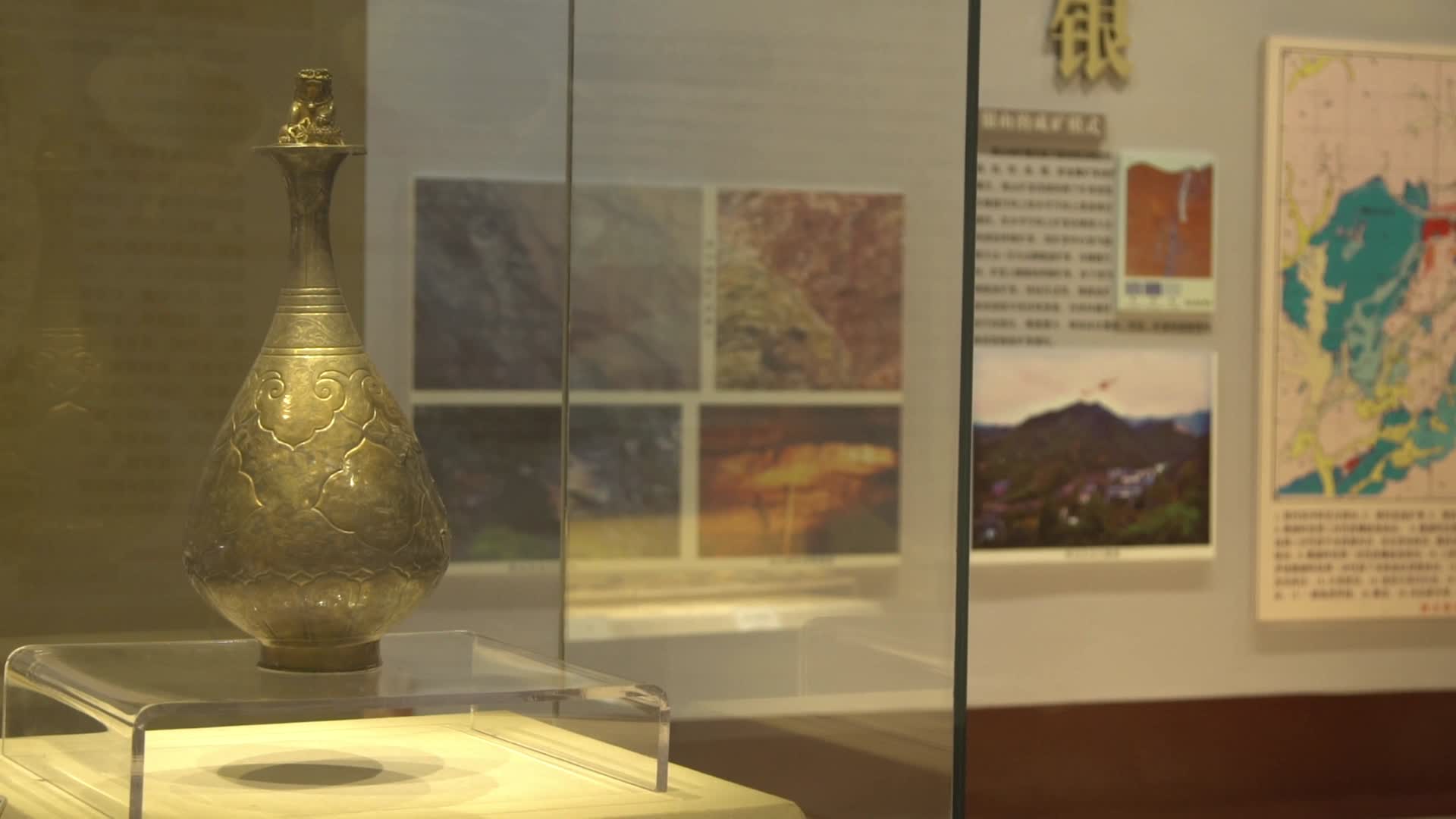 J江西上饶德兴矿冶博物馆元代鎏金錾刻人物花卉纹狮钮盖银瓶4K实拍视频1视频的预览图
