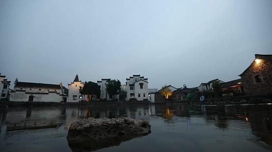 J浙江杭州龙门古镇夜晚水面倒影4K实拍视频1视频的预览图