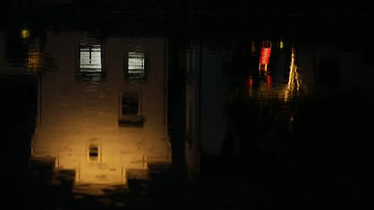 J浙江杭州龙门古镇夜晚下雨的水面4K实拍视频视频的预览图