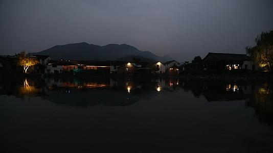 J浙江杭州龙门古镇夜晚水面倒影4K实拍视频2视频的预览图