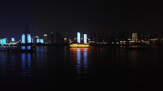 夜拍武汉长江长江游轮夜景武汉长江夜景视频的预览图